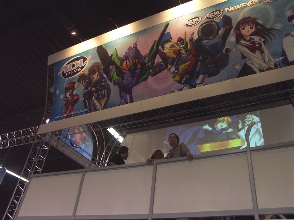 DLW looks down from on high at the gathered minions surrounding the ADV booth.